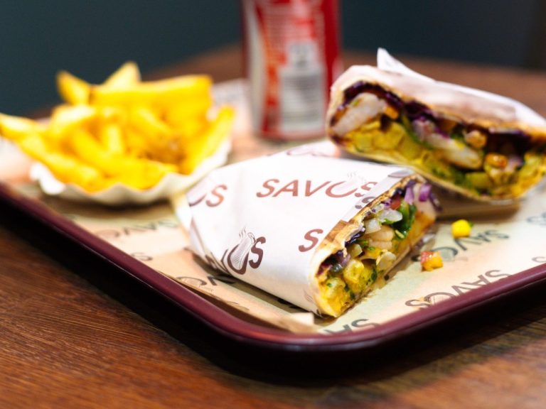 French Taco Menü mit Pommes Frites und Coca-Cola. Leckere French Tacos mit Pommes Frites und Cola im Menü. Immer frisch zubereitet in München.